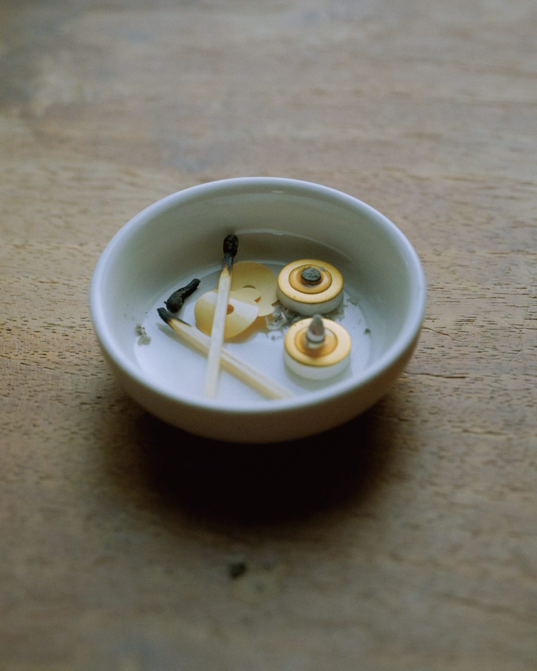 使い終えたお灸とマッチを缶の受け皿に集めたところ